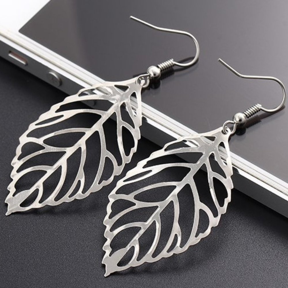 Lightweight Silver Metal Leaf Dangle Earrings NEW - Picture 4 of 7